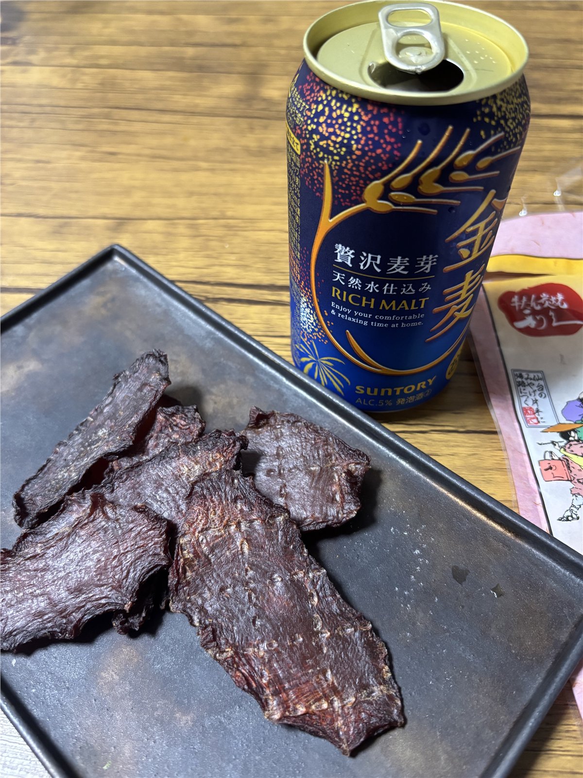 利久の牛たんジャーキーと金麦を合わせた家飲み