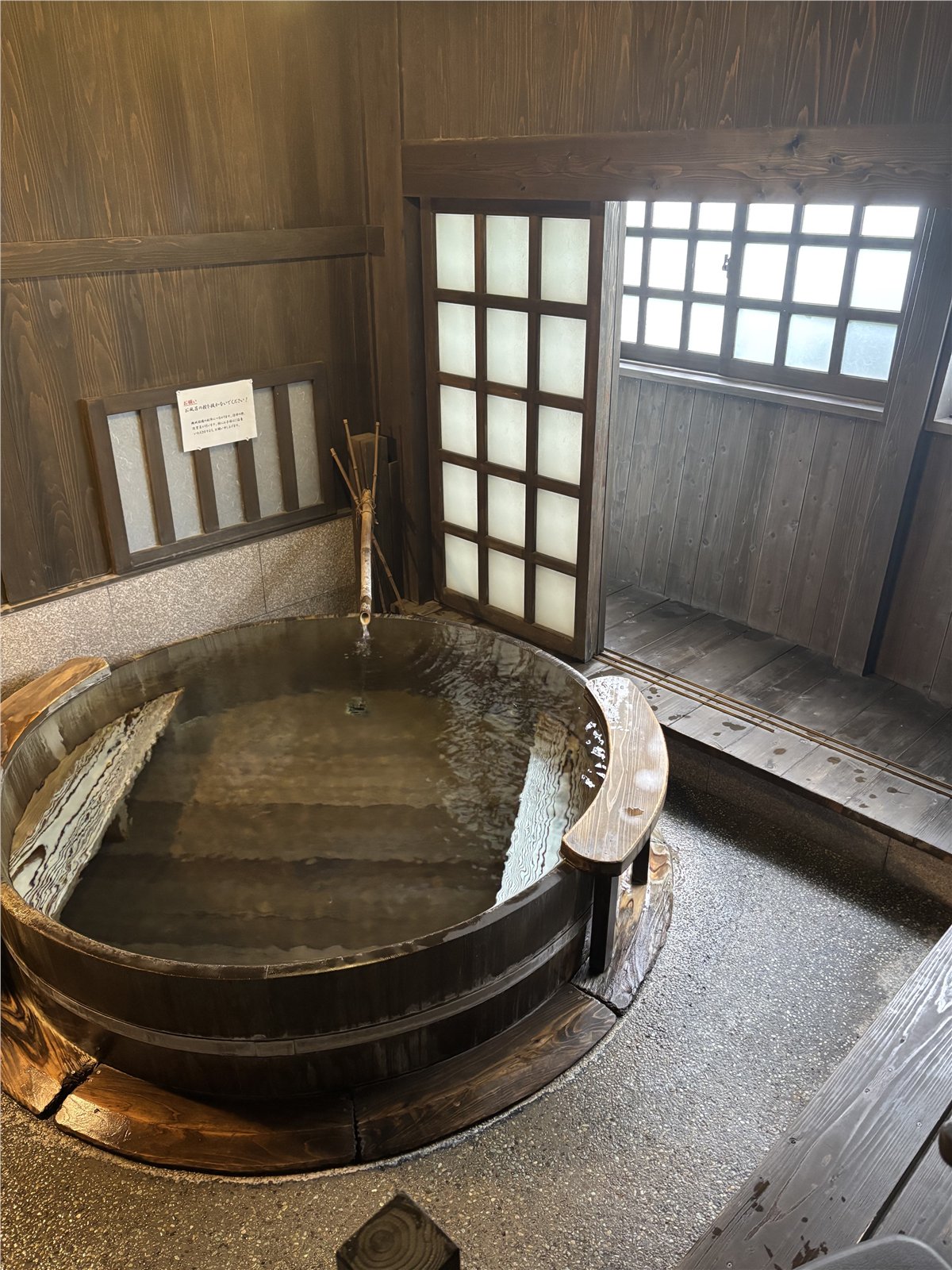 窓から光が入る家族湯「山ぼうし」の木桶風呂