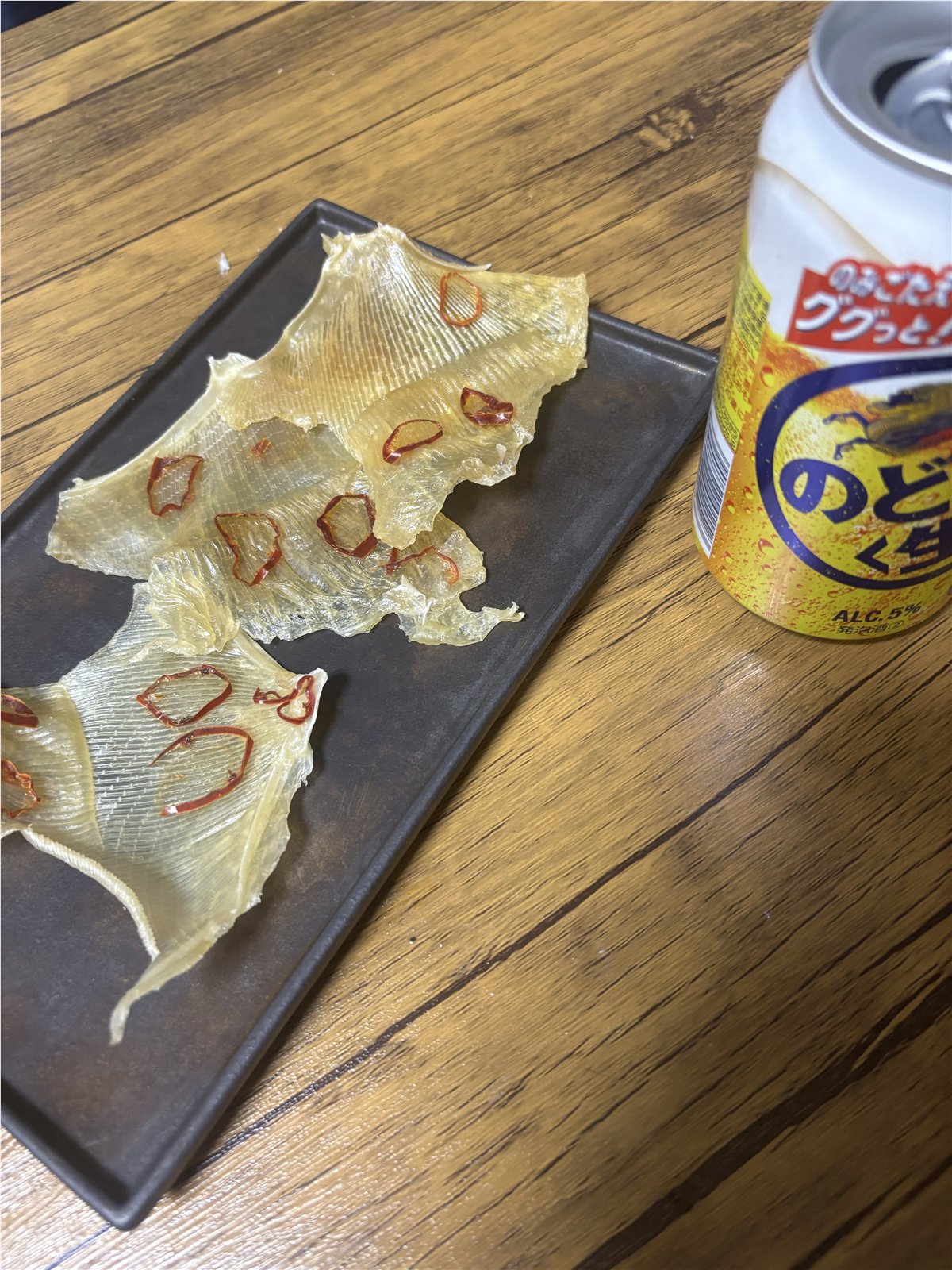 軽く炙ったエイヒレとビール