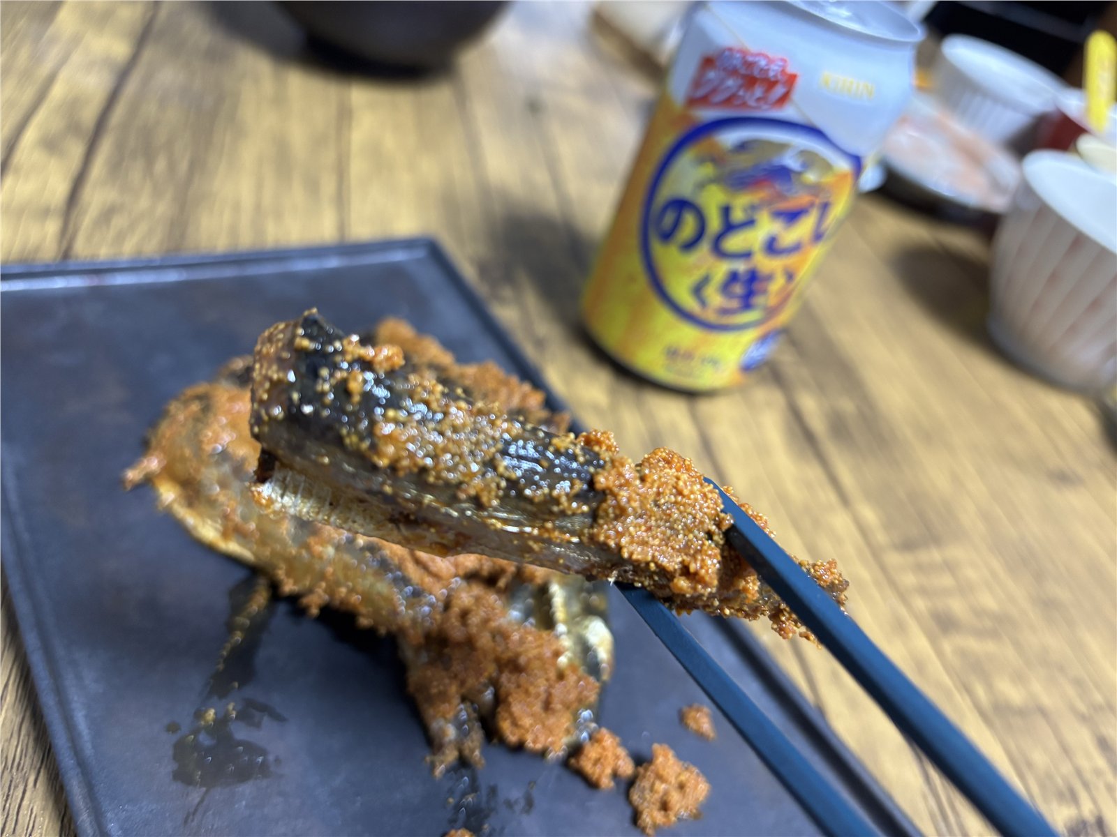 箸で持ち上げた青柳食品の明太いわし