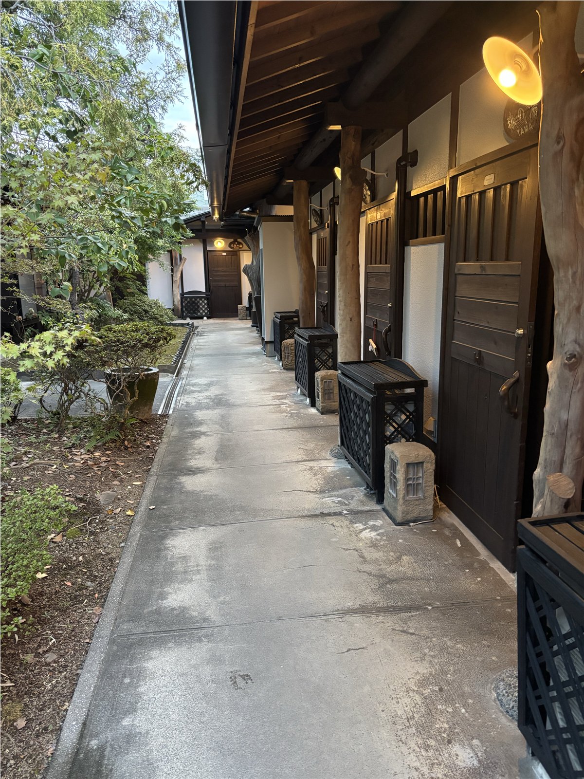 温泉邸 湯〜庵の貸切風呂へ続く木造の通路