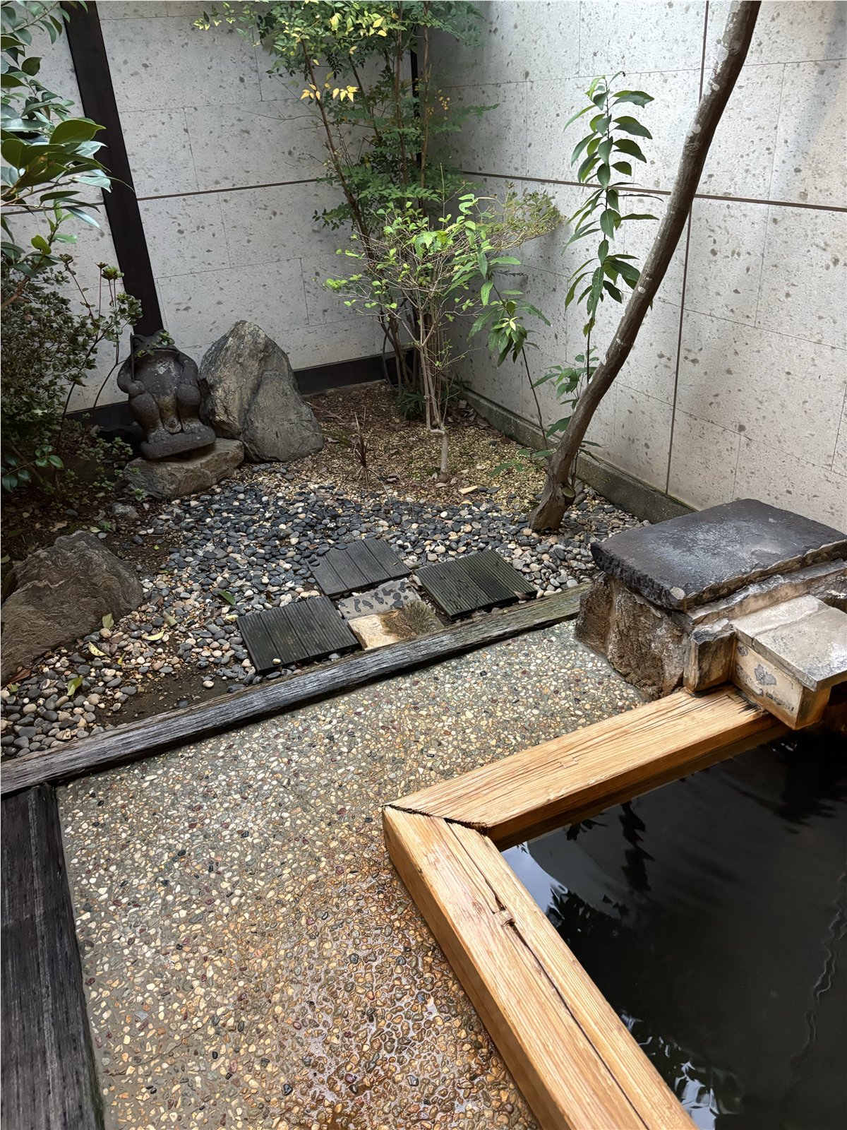 温泉邸 湯〜庵の貸切風呂と小さな庭